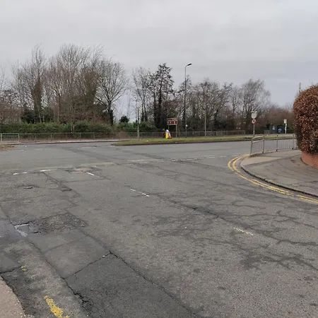 New 2 Bedroom In - Stretford - Old Trafford Close To Football-cricket Ground & Centre * マンチェスター