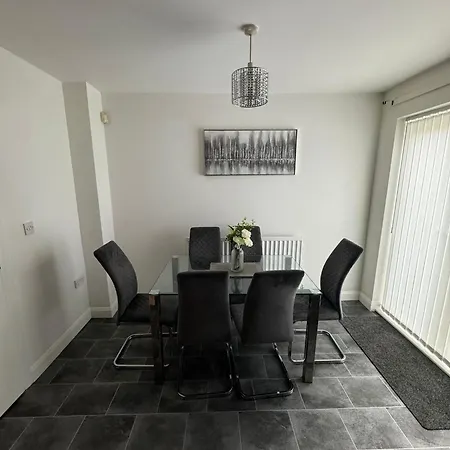 Sleeps5-netflix-parking-near Centre-etihad-coop Live Holiday home *