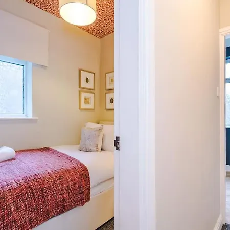 Дом отдыха Salford Sanctuary 5 Bed House *