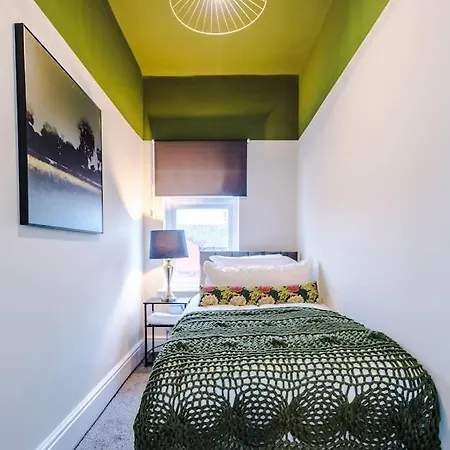 Salford Sanctuary 5 Bed House Дом отдыха *