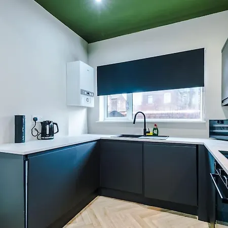 Дом отдыха Salford Sanctuary 5 Bed House Манчестер