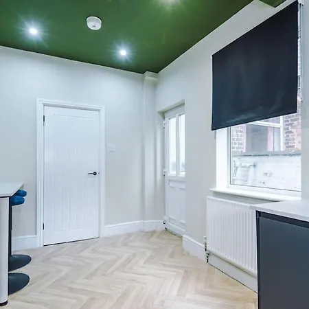 Salford Sanctuary 5 Bed House *