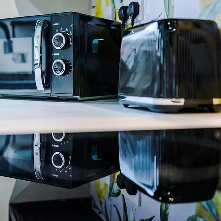 Salford Sanctuary 5 Bed House * Манчестер