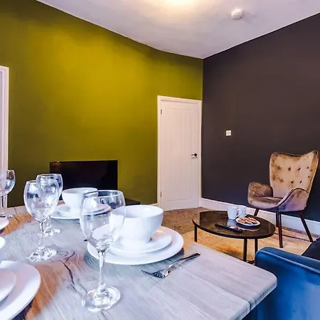 Salford Sanctuary 5 Bed House *