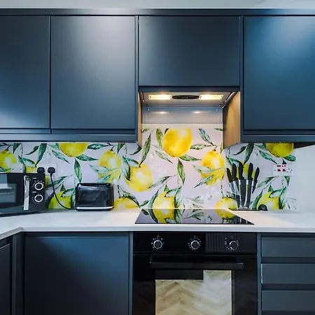 Salford Sanctuary 5 Bed House Дом отдыха *