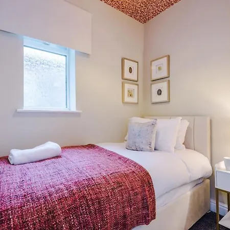 Salford Sanctuary 5 Bed House Манчестер