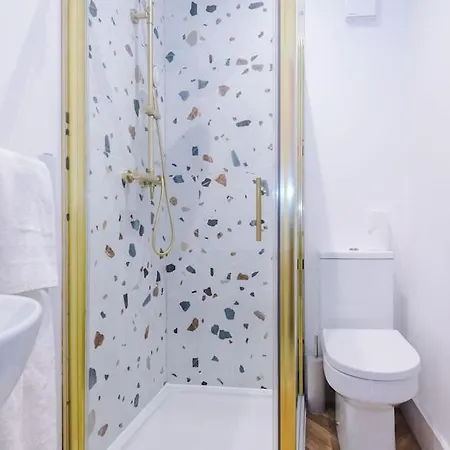5 Bed Salford Sanctuary Retreat *