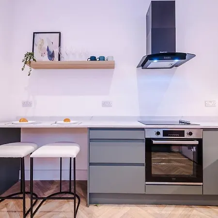 5 Bed Salford Sanctuary Retreat *
