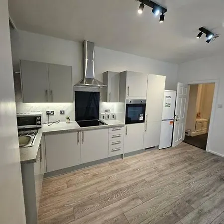 Holiday home Lovely + Free Parking *