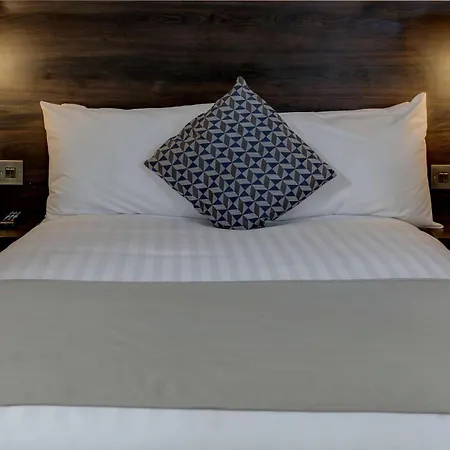 Hotel Trafford Hall Manchester, Trademark Collection By Wyndham 3*