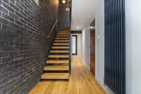 펜션 Townhaus West By The Heim Residences 맨체스터