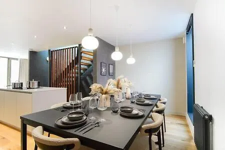 Townhaus West By The Heim Residences 펜션