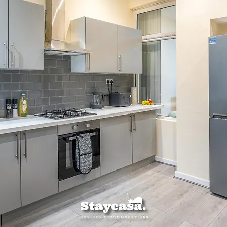 Urban Comfort 4-bed House - Free Wi-fi & Parking Ferienhaus *