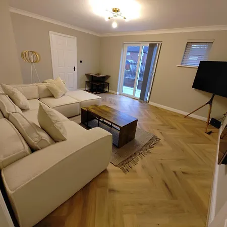 New 2 Bedroom In - Stretford - Old Trafford Close To Football-cricket Ground & Centre דירה *