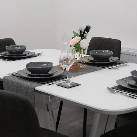 Modernized Three Bedroom House Near Stadium, Attractions, Centre - Sky N Netflix - Convenient Transport * 맨체스터