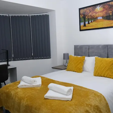 בית נופש Modernized Three Bedroom House Near Stadium, Attractions, Centre - Sky N Netflix - Convenient Transport *