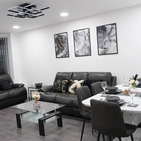 Modernized Three Bedroom House Near Stadium, Attractions, Centre - Sky N Netflix - Convenient Transport * Μάντσεστερ
