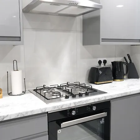 Modernized Three Bedroom House Near Stadium, Attractions, Centre - Sky N Netflix - Convenient Transport