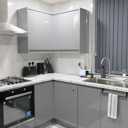 Modernized Three Bedroom House Near Stadium, Attractions, Centre - Sky N Netflix - Convenient Transport Σπίτι διακοπών *