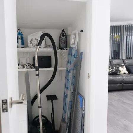 Modernized Three Bedroom House Near Stadium, Attractions, Centre - Sky N Netflix - Convenient Transport Σπίτι διακοπών