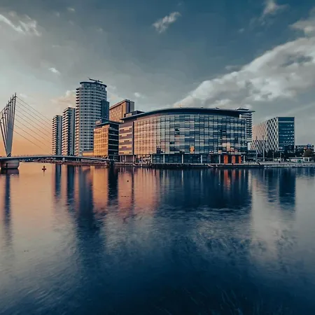 Апартаменты Mcr 1br Getaway With Rooftop Access & Prime Location