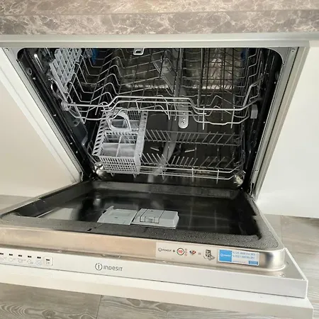 Апартаменты Mcr 1br Getaway With Rooftop Access & Prime Location *