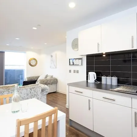 Stunning Media 2bed, Balcony With Amazing Views, Free Wi-fi, Great Transport Links, Long Term Disc * Манчестер