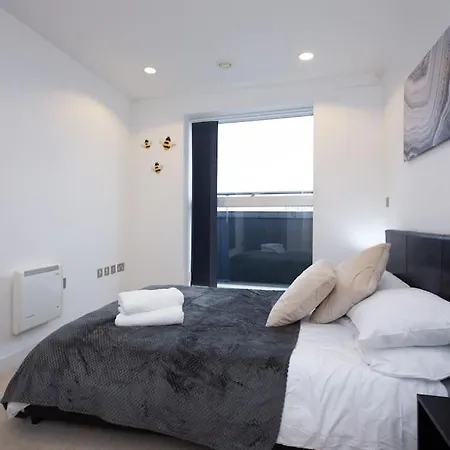 Stunning Media 2bed, Balcony With Amazing Views, Free Wi-fi, Great Transport Links, Long Term Disc *
