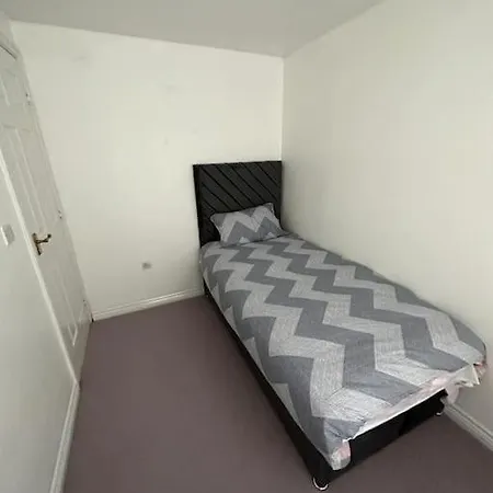 Spacious & Lovely 4 Bedroom In Prázdninový dům