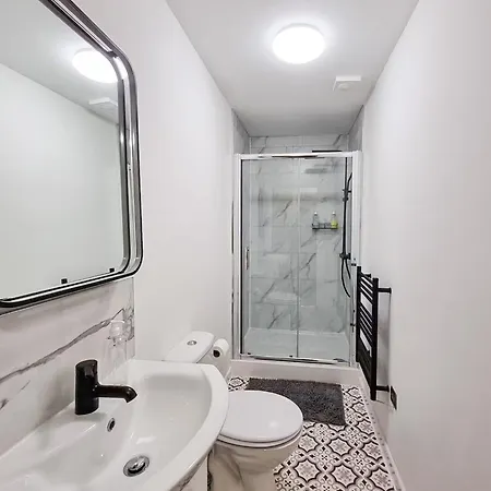 בית נופש Delightful Spacious Haven With Large Driveway מנצ'סטר