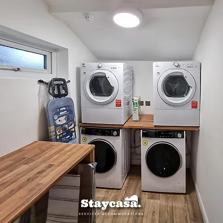 בית נופש Delightful Spacious Haven With Large Driveway *