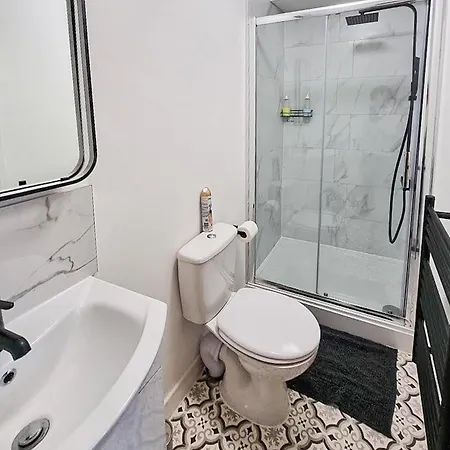 Holiday home Delightful Spacious Haven With Large Driveway *