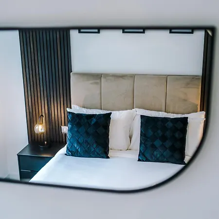 Athena Suite: Mdn 2bd W/ Roof Terrace Appartement