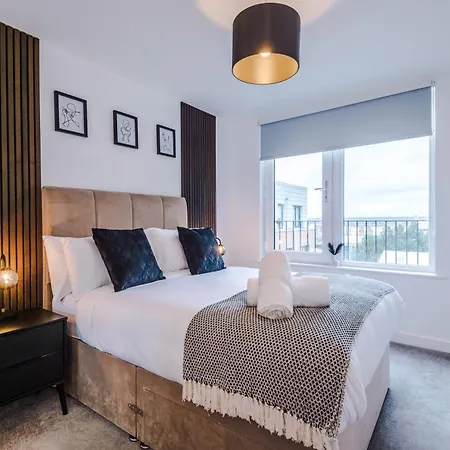 Athena Suite: Mdn 2bd W/ Roof Terrace Appartement