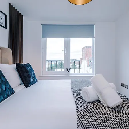Athena Suite: Mdn 2bd W/ Roof Terrace Appartement