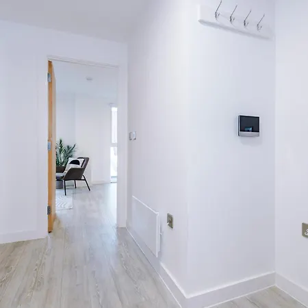 Athena Suite: Mdn 2bd W/ Roof Terrace Appartement *