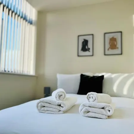 Old Trafford: Self-serviced One Bedroom * Manchester