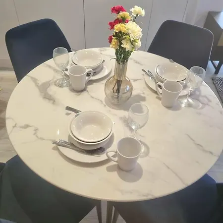 Mcr 1br Getaway With Rooftop Access & Prime Location Apartamento