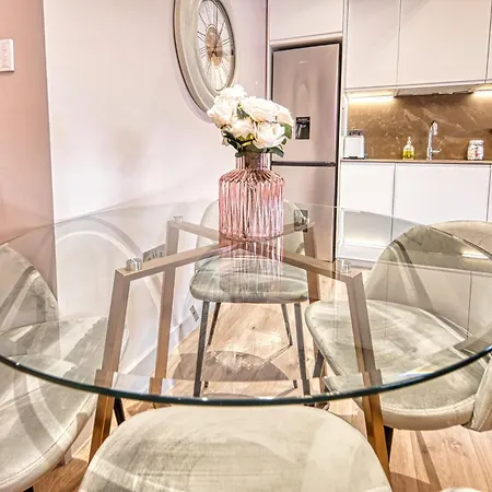 Lägenhet Centre 3 Bedroom Funky Apartment! #42 *