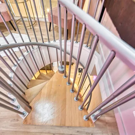 Centre 3 Bedroom Funky Apartment! #42 *