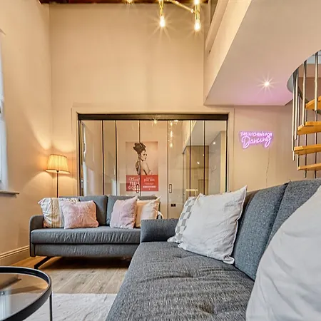 Centre 3 Bedroom Funky Apartment! #42 マンチェスター