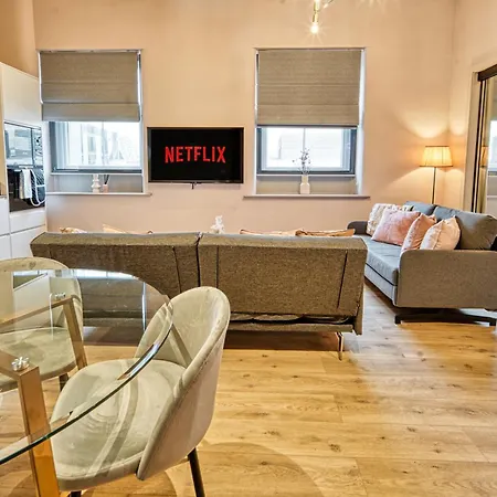 Centre 3 Bedroom Funky Apartment! #42 アパート