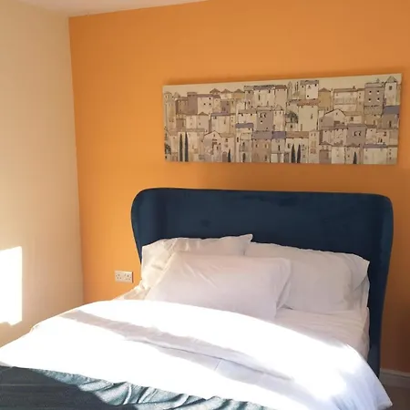 Tropical Sun Homes - Beautiful Spacious 3 Bed In A Serene Environment With Free Parking For 2 Cars Semesterbostad