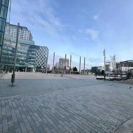 Spacious 2 Bedroom Flat Stunning Waterside View * Manchester