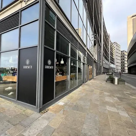 Spacious 2 Bedroom Flat Stunning Waterside View Apartman Manchester