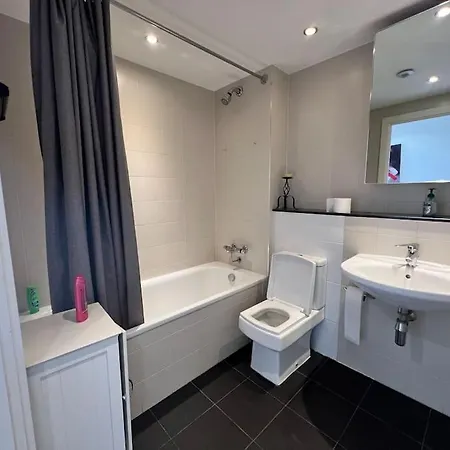 Spacious 2 Bedroom Flat Stunning Waterside View * Manchester