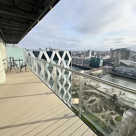 Spacious 2 Bedroom Flat Stunning Waterside View