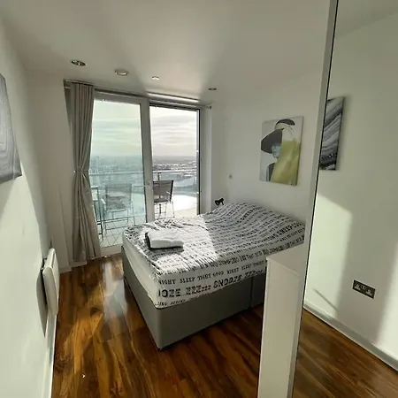 아파트 Spacious 2 Bedroom Flat Stunning Waterside View 맨체스터