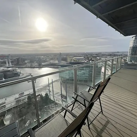Spacious 2 Bedroom Flat Stunning Waterside View Apartman