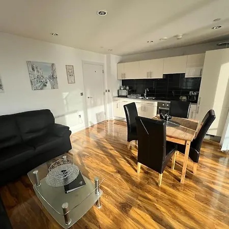 Spacious 2 Bedroom Flat Stunning Waterside View 맨체스터
